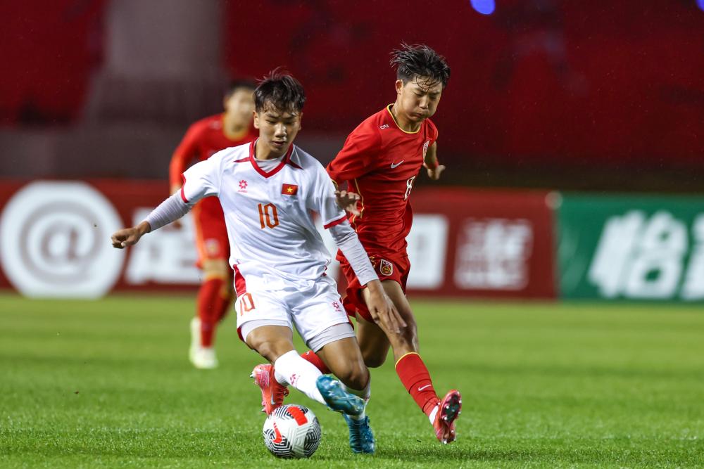 西甲半场：伦布雷拉斯闪击，亚马尔破门，巴萨2-1阿拉维斯